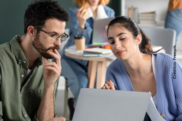 Adultos de tiro médio estudando juntos